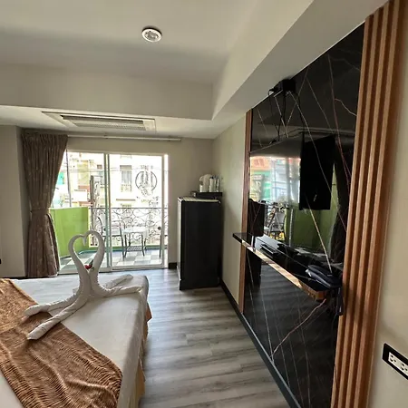 Maleez Lodge Pattaya Exterior photo